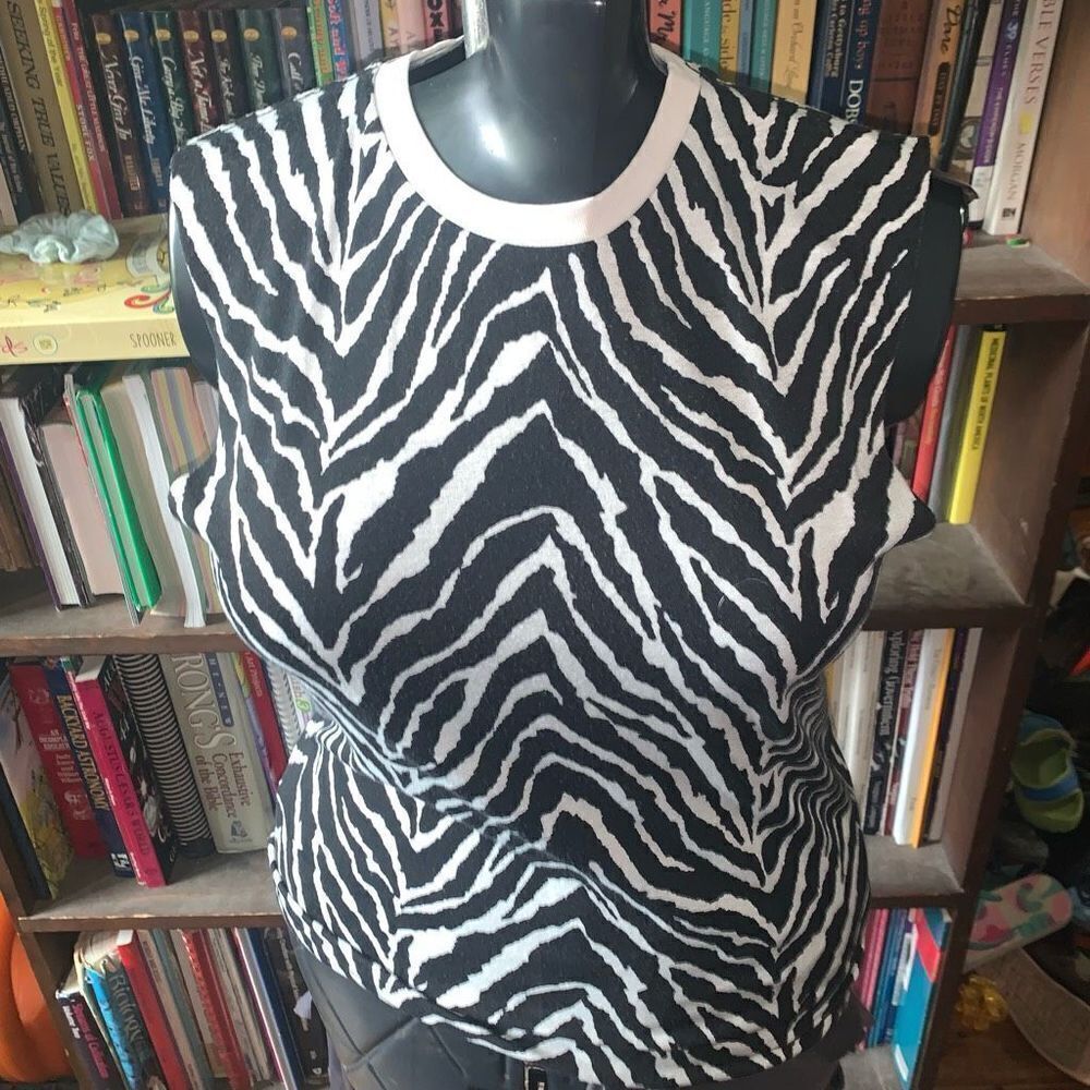 Zyia black & white zebra stripe raw hem athletic workout S muscle tee
